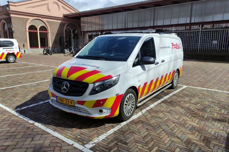 Museumlocomotief 605 van het Spoorwegmuseum herspoord door Incidentenbestrijders van ProRail